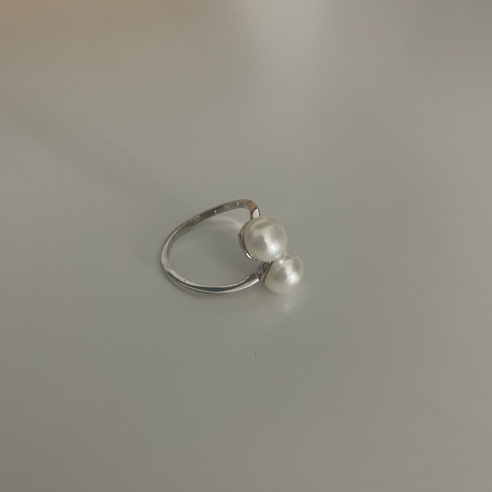 Elegant Silver Pearl Ring